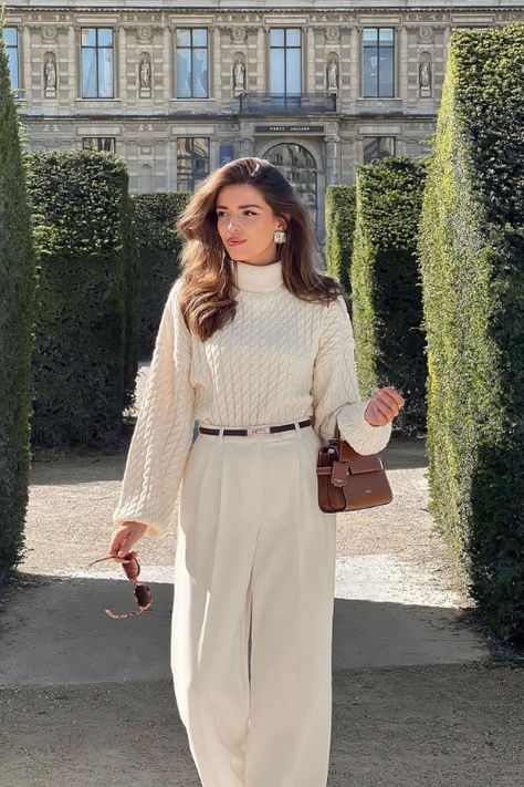 31 Old Money Outfits To Steal The Spotlight. - THE FASHIONABLE ONE Black Dress Pants Outfit, Looks Kate Middleton, Mode Ulzzang, How To Look Expensive, Mode Hijabi, Elegante Y Chic, Classic Style Outfits, Chique Outfits, Paris Mode