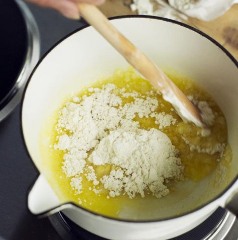 Roux is probably the most common sauce thickener in the culinary arts. Usually it's made with just butter and flour, and it's super easy to make.: Stir In An Equal Amount of Flour Rue Sauce, Rue Recipe, Bechamel Recipe, Plant Based Sauces, Roux Recipe, Easy White Sauce, Making White Sauce, White Pizza Sauce, Pizza Bianca