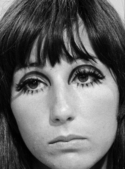 60s Make Up Looks, Dark 60s Makeup, 2000s Rock Makeup, Cher 60s Makeup, Everyday 60s Makeup, Twiggy Eye Makeup, Beatnik Makeup, 50s Eyeliner, Easy 70s Makeup