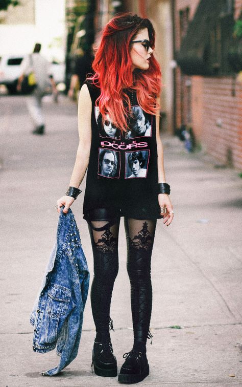 The lovely Luanna from the blog Le Happy is totally rocking our Macbeth Leggings into fall. Totally digging that she paired it with a Doors Tee! Absolutely loving this look. Dark Ombre Hair, Moda Grunge, Luanna Perez, Look Grunge, Walking Down The Street, Look Rock, Ombre Fashion, Black Grunge, Grunge Look