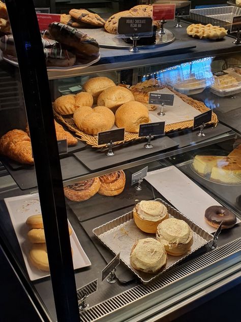 Starbucks breads 🫓 Starbucks Bread, Bread And Pastry, Bread And Pastries, Comfort Foods, Comfort Food, Biscuits, Pastry, Bread, Drinks