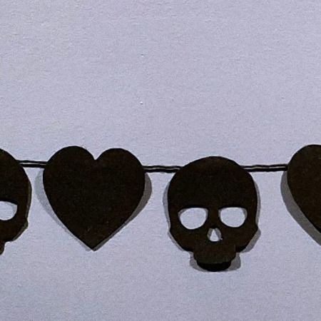 Dark Food to Die For – Halloween food and horror recipes straight from the Devil's own Cookbook Horror Recipes, Felt Skull, Merry Creepmas, Hearts Garland, Dark Food, Diy Skulls, Bunting Diy, Heart Banner, Diy Banner