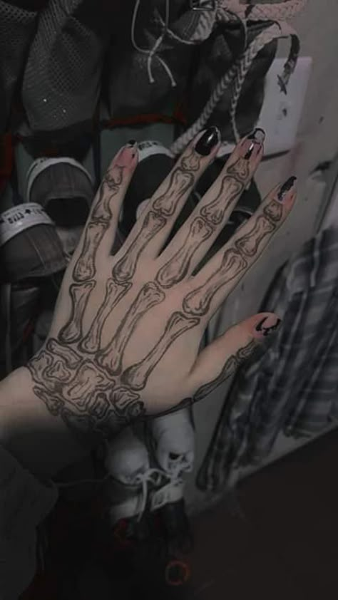 Pretty Hand Tattoos, Hand Doodles, Best Friends Cartoon, Skeleton Hand Tattoo, Doodle Tattoo, Pen Art Drawings, Edgy Makeup, Vintage Icons, New Mehndi Designs