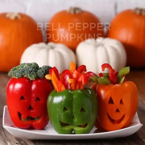 50 Simple And Spooky Halloween Recipes Pepper Pumpkins, Halloween Party Punch, Bacon Guacamole, Halloween Snacks For Kids, Spooky Halloween Food, Healthy Halloween Snacks, Pumpkin Chili, Fun Halloween Food, Easy Halloween Food