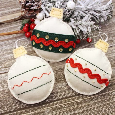 Photo @papertreyink Poshta Design, Stitched Ornaments, Diy Felt Christmas Ornaments, Felt Crafts Christmas, Felt Wreath, Felt Creations, Felt Christmas Decorations, Fabric Ornaments, Felt Decorations