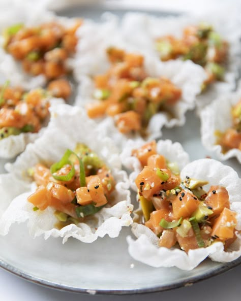 Rice Paper Cups, Rice Paper Crisp, Rice Paper Tacos, Rice Paper Appetizers, Rice Paper Salmon, Fancy Seafood Dishes, Salmon Cups, Crunchy Salmon, Fancy Sushi