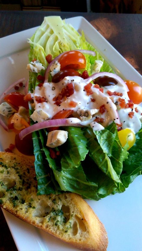 Romaine Wedge Salad, Gorgonzola Dressing, Wedge Salad Recipes, Late Night Dinner, Wedge Salad, Best Salad Recipes, Big Salad, Homemade Salads, Salad Side Dishes