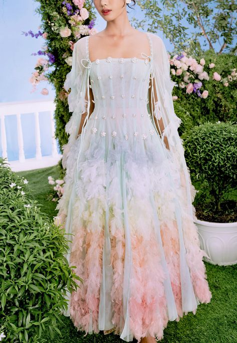 Linh Phung ‘Dating Monet’ Pre-Fall 2022 #lihnphung #lihnphung2022 #fashion #moda #dress #vestido Princesscore Fashion, Monet Dress, Evermore Fashion, Fantasy Fashion, Bridal Couture, Evening Dresses Prom, Couture Collection, Pre Fall, Bridal Collection