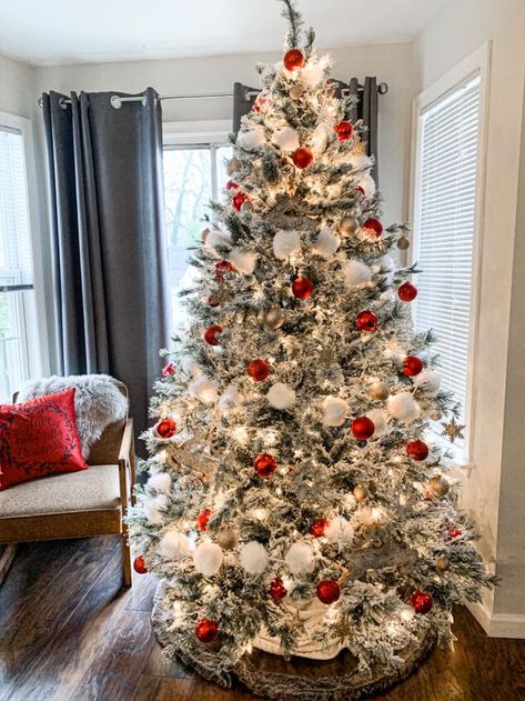 Beach Christmas Trees, Christmas Tree Inspo, Pallet Christmas Tree, Flocked Trees, Flocked Christmas Trees Decorated, Pallet Christmas, Christmas Village Display, A White Christmas, Christmas Tree Inspiration