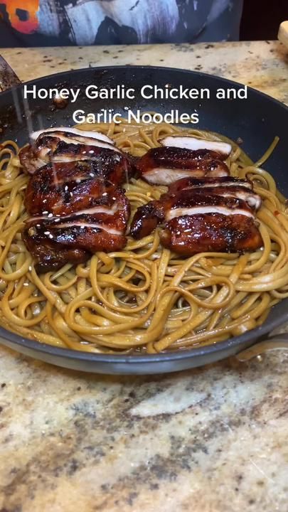 Asian Pasta Recipes, Uni Meals, Asian Pasta, Chicken Noodles, Garlic Noodles, Food Recepie, Garlic Chicken, Recipes Chicken, Interesting Food Recipes