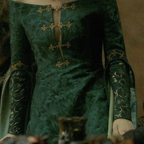 Green Dress Aesthetic Royal, Medieval Dress Aesthetic, Green Medieval Dress, Green Dress Aesthetic, Game Of Thrones Outfits, Princess Fiona, Alicent Hightower, Green Gown, House Of The Dragon