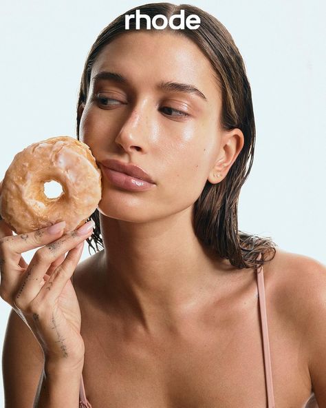 Hailey Bieber Outfits, Vogue Beauty Secrets, Glazed Donut, Hailey Rhode Baldwin, Manicure Inspiration, Hailey Rhode, Vogue Beauty, Donut Glaze, Vanilla Girl