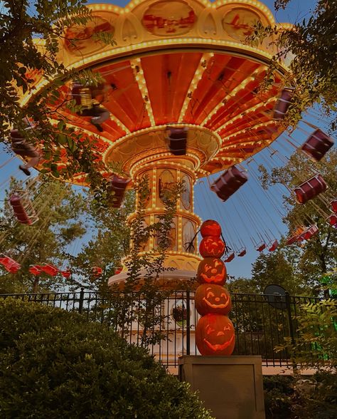 Fall amusment park with jack-o-lanterns 🎃🧡🍁 Parking Design, Jack O, Amusement Park, Autumn Theme, Jack O Lantern, Theme Park, Halloween Themes, Pumpkin Spice, Lanterns