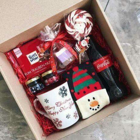 Image uploaded by Ginnie. Find images and videos about diy gift box on We Heart It - the app to get lost in what you love. Joululahjat Diy, Wrap Flowers, Graze Box, Cadeau Diy, Diy Gift Box, Christmas Gift Baskets, Christmas Gifts For Friends, Homemade Christmas Gifts