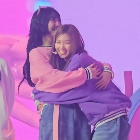 Twice Momo And Sana, Momo And Sana, Sana And Momo, Twice Group, Friend Quiz, Group Hug, Icons Iq, Twice Momo, Sana Momo