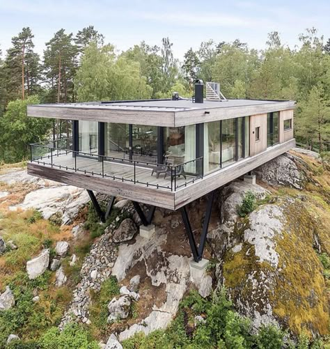 Cliff Houses, Cargo Container Homes, Taman Air, Slope House, Hillside House, House On Stilts, Cliff House, Modern House Exterior Colors, Container House Design