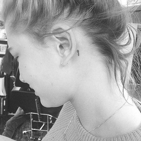 "G" for Georgia behind Hailey Baldwin's ear. Hailey Baldwin Tattoo, Jonboy Tattoo, Behind Ear Tattoos, G Tattoo, Tattoo Parlors, Celebrity Tattoos, Unique Tattoo, Top Models, Minimal Tattoo