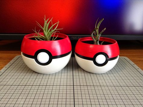 29.99 CAD Enhance your home decor with this unique Pokemon Pokeball Planter🌱. Made from high-quality, durable material, this 3D printed planter is not only a functional plant holder but also a novelty piece that celebrates your love for Pokemon. This planter features a lifelike design that mimics the iconic Pokeball, adding a touch of charm and whimsy to any room. Whether you're a long-time Pokemon fan or looking for a fun gift for a loved one, this planter is sure to delight. It's perfect… Pokemon Home Decor, Pokemon Bowl, Pokemon Planter, Pokemon Decor, Ceramica Ideas, Planter Decor, Pokemon Ball, Plant Pot Diy, 3d Printing Art