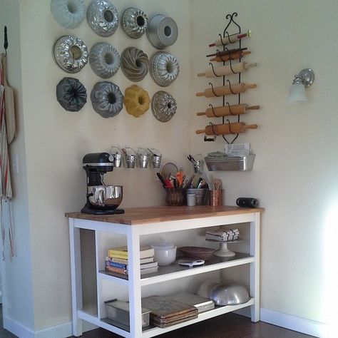 love this baking specific corner! The baking sheets and pans are perfectly organized and the antique bundt pans and rolling pans are perfectly thematic Baking Supplies Organization, Baking Organization, Kitchen Corner Storage, Baking Storage, Baking Station, Antique Interior Design, Bundt Pans, Home Bakery Business, Bakers Kitchen