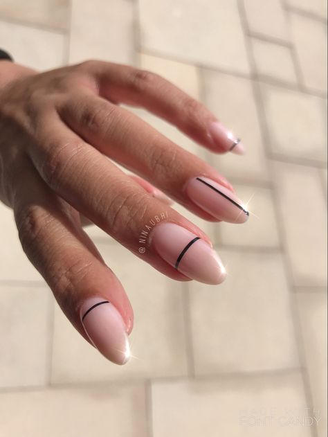 Minimal Black French Tip Nails, Nails Black Lines Simple, Clear Nails With Black Lines, Minimalist Nails Black Lines, Black Line Manicure, Tan Nails White Design, Minimalist Nails Lines, Nails With Straight Lines, Pink Nails With Black Lines