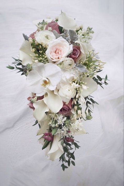 Classic Wedding Bouquet, Brides Flowers Bouquet, Winter Bridal Bouquets, Blush Bouquet Wedding, Elegant Wedding Bouquets, Simple Wedding Bouquets, Bridal Party Bouquets, Bridal Brooch Bouquet, Summer Wedding Bouquets