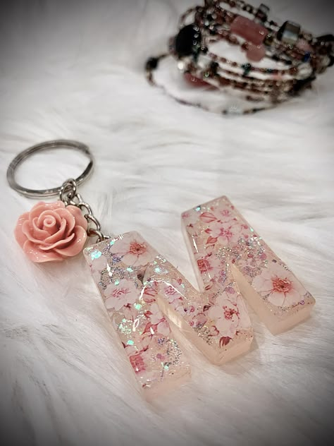 Diy Crystal Crafts, Bedazzled Liquor Bottles, Resin Pendant Diy, Bff Gifts Diy, Resin Crafts Tutorial, M Letter, Diy Resin Projects, Resin Jewelry Diy, Vase Crafts