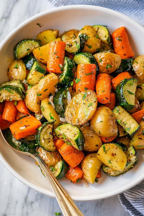 Garlic Herb Roasted Potatoes Carrots and Zucchini - #roasted #potato #carrot #zucchini #recipe #eatwell101 - These roasted vegetables make a great savory side dish that comes together in no time and pairs well with just about anything! - #recipe by #eatwell101 Nail Ideas Hello Kitty, Fashion Wallpaper Backgrounds, Nail Designs Men, Garlic Herb Roasted Potatoes, Hairstyles Wallpaper, Roasted Potatoes Carrots, Carrots And Zucchini, Literally Me Characters, Herb Roasted Potatoes