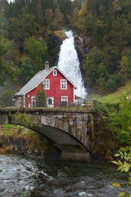 Norway Trip Vibe, Norwegian Home, Norway House, Norway Trip, Scandinavian Houses, Norwegian House, Dream Location, Beautiful Norway, Hm Home