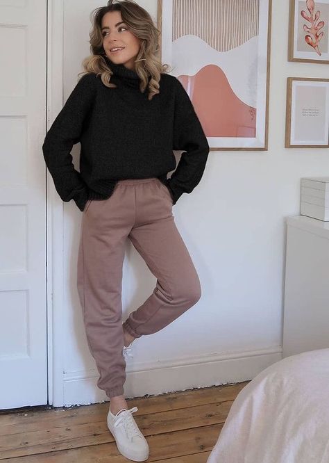 Joggers Sweater Outfit, Taupe Joggers Outfit, Tan Joggers Outfit Women, Brown Joggers Outfit Women, Brown Joggers Outfit, Joggers Outfit Women, Postpartum Fashion, Cute Teacher Outfits, Brown Joggers