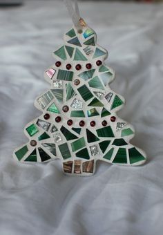 Mosaic Christmas Tree, Simple Mosaic, Mosaic Christmas, Christmas Mosaics, Tree Mosaic, Mosaic Tiles Crafts, Mosaic Art Projects, Mosaic Tile Art, Glass Mosaic Art