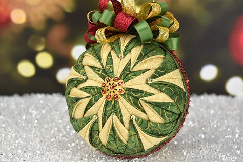 Beautiful no sew christmas ornament tutorial. Quilted Ornaments Tutorial Free Pattern, Folded Fabric Ornaments Free Pattern, Kimekomi Ornaments Tutorials, Quilting Ornaments, Christmas Ornament Tutorial, Sewn Christmas Ornaments, Sew Christmas, Folded Star, Fancy Christmas Ornaments