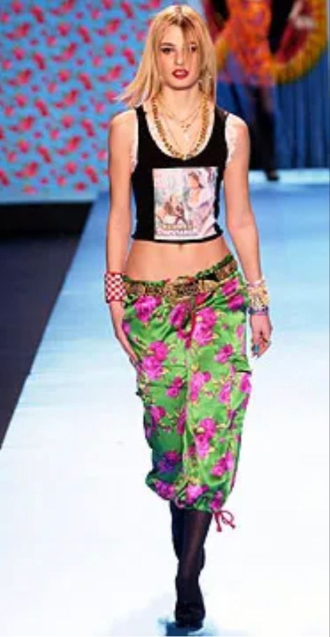 Betty Johnson, Art And Drawing, Fashion For Men, Vogue Runway, Woman Fashion, Modern Luxury, Tie Dye Skirt, Betsey Johnson, Two Piece Pant Set