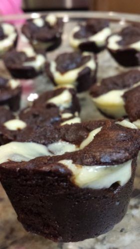 9x13 Brownie Recipe, Tiny Tarts, Cheesecake Brownie Bites, Mini Sweets, Cake Brownie, Cheese Brownies, Dessert Mini, Cheesecake Brownie, Fudgy Brownie Recipe