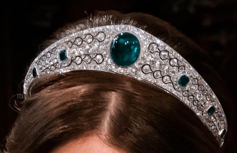 Emerald Kokoshnik Tiara, Kokoshnik Tiara, Emerald Tiara, Light Up Dresses, Royal Core, Wedding Headdress, Beautiful Tiaras, Royal Tiaras, Expensive Jewelry Luxury