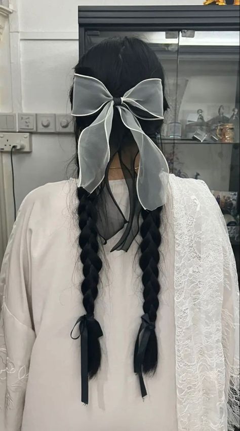 Wolf Cut Curtain Bangs, Hair Inspiration Aesthetic, Braids Short Hairstyles, Box Braids Goddess, Cut Curtain Bangs, Bow Hairstyles, Aesthetic Bow, Latest Hair Trends, Ribbon Hairstyle