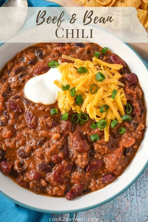 A close up image of the beef and bean chili, garnished with shredded cheese, sour cream and green onions. Red Bean Chili, Beef And Bean Chili, Recipes Using Ground Beef, Bean Chili Recipe, Hearty Chili, Black Bean Chili, Filling Dinner, Bean Chili, Quick And Easy Appetizers