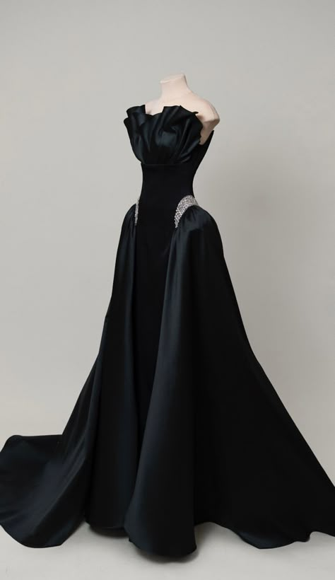 Red Carpet Worthy Dresses, Black Met Gala Dress, Black Haute Couture Gowns, No Back Dress, Masquerade Ball Prom Dresses, Victorian Aesthetic Outfit, Unique Ball Gowns, Mermaid Black Dress, Black Couture Gown