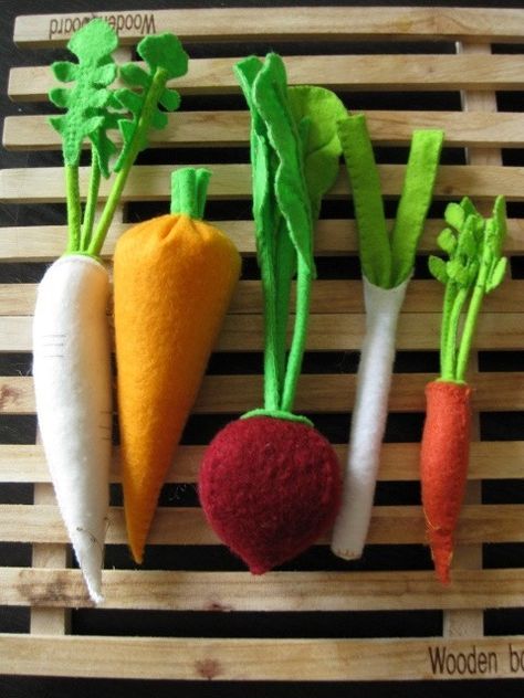 Plush vegetable garden Felt Fruit, Horse Food, Ikat Bag, Felt Play Food, Pretend Food, Unicorn Foods, Felt Food, Waldorf Inspired, Play Food