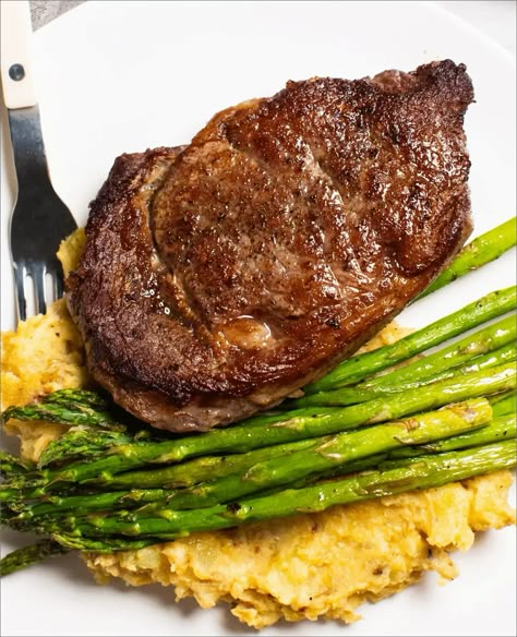 How to Cook Bison Steaks: A Simple Bison Ribeye Dinner - Tried & True Recipes Ribeye Plating Ideas, Ribeye Dinner, Bison Steak Recipes, Bison Meat Recipes, Bison Chili Recipe, Bison Steak, Bison Chili, Bison Recipes, Eating Photography