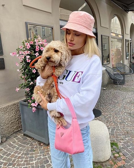 Pink Prada Bag Outfit, Pink Shoulder Bag Outfit, Pink Bag Outfit, Pink Prada Bag, Pink Bags Outfit, Prada Reedition, Prada 2000, Prada Bag Outfit, 2000 Outfits