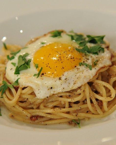 Late-Night Pasta Recipe -- Gotham Bar and Grill chef Alfred Portale's take on classic spaghetti carbonara Night Dinner Recipes, Late Night Dinner, Spaghetti Carbonara, Taste Test, Pasta Recipe, An Egg, Brain Health, Breakfast Lunch, Food Network