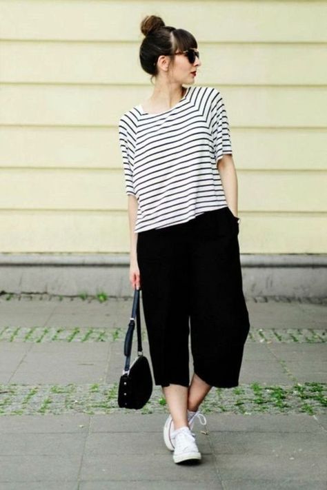 be53ee61104935234b174e62a07e53cfdesc46161117ri Korea Summer, Culottes Outfit, Grunge Vintage, Elegante Casual, Fashion Weeks, Pantalon Large, Looks Chic, Mode Inspiration, Minimal Fashion