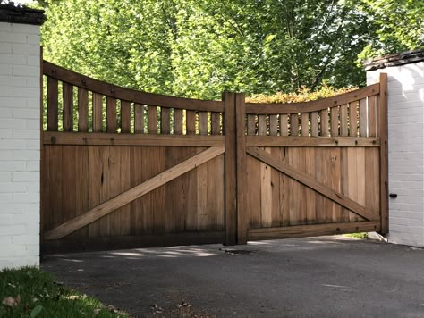 Privacy Gates Driveway Entrance, Wood Driveway Gate, Farmhouse Gates, Pool Gates, Wooden Driveway Gates, Entrance Gates Driveway, Wood Gates Driveway, Driveway Fence, Outdoor Yard Ideas