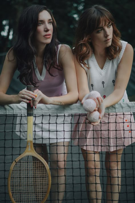 Tennis Fashion Photography, Tennis Editorial, Tennis Fashion Editorial, Summer Photoshoot Ideas, Tennis Court Photoshoot, Tennis Photoshoot, Sports Photoshoot, Tennis Photography, Tennis Pictures