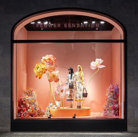 Department Store Window Display, Product Display Design Creative, Store Displays Visual Merchandising, Flowers Window Display, Bridal Shop Decor, Fashion Window Display, Jewelry Store Displays, Window Display Retail, Store Window Display