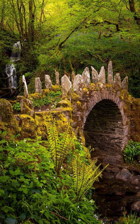 Ancient Celtic Aesthetic, Celtic Mythology Aesthetic, Celtic Buildings, Celtic Architecture, Celtic Castle, Fiddlers Green, Houses Nature, Irish Architecture, Sci Fi Building