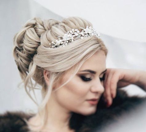 Crown Bridal Hair, Wedding Hairstyles With Crown, Wedding Hairstyles And Makeup, Crystal Bridal Headpiece, Crystal Crown Wedding, Pearl Bridal Headband, Bridal Makeup Wedding, Tiara Hairstyles, Crown Bridal