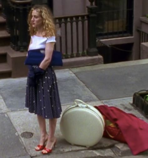 Carrie Bradshaw Outfits, Carrie Bradshaw Style, Red Clutch, Pilot Episode, The Rock Dwayne Johnson, City Outfits, The Pilot, Socks And Heels, Fashion Tv