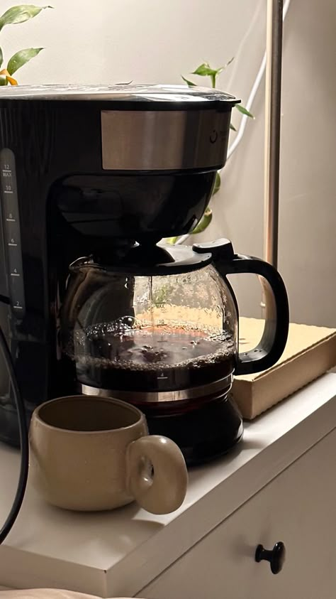 Coffee Pot Aesthetic, Black Coffee Aesthetic, Black Coffee Machine, Coffee Obsession, Aesthetic Coffee, Coffee Is Life, Coffee And Books, Frappe, Coffee Love