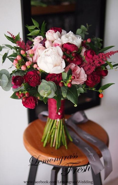 red and blush greenery garden wedding bouquets ideas